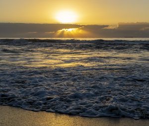 Preview wallpaper sea, waves, water, sun, rays, landscape