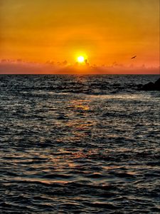 Preview wallpaper sea, waves, water, horizon, sun, sunset