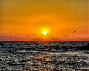 Preview wallpaper sea, waves, water, horizon, sun, sunset