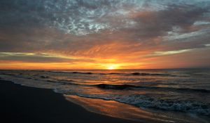 Preview wallpaper sea, waves, water, sun, sunset, landscape