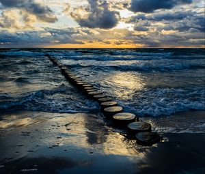 Preview wallpaper sea, waves, water, clouds, landscape, twilight