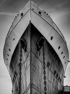 Preview wallpaper ship, chains, bw, bottom view