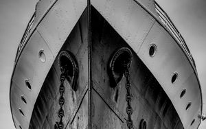 Preview wallpaper ship, chains, bw, bottom view