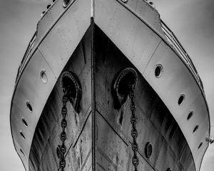 Preview wallpaper ship, chains, bw, bottom view