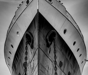 Preview wallpaper ship, chains, bw, bottom view