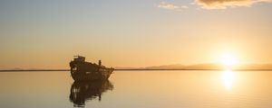 Preview wallpaper ship, dawn, sea, horizon, water