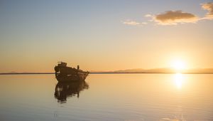 Preview wallpaper ship, dawn, sea, horizon, water