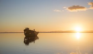 Preview wallpaper ship, dawn, sea, horizon, water