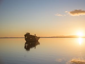 Preview wallpaper ship, dawn, sea, horizon, water