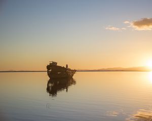 Preview wallpaper ship, dawn, sea, horizon, water