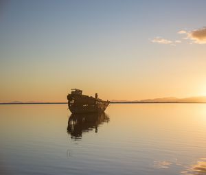 Preview wallpaper ship, dawn, sea, horizon, water