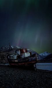 Preview wallpaper ship, rusty, northern lights