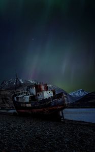 Preview wallpaper ship, rusty, northern lights