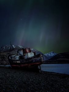 Preview wallpaper ship, rusty, northern lights