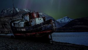 Preview wallpaper ship, rusty, northern lights