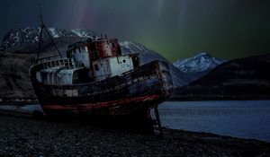 Preview wallpaper ship, rusty, northern lights