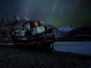 Preview wallpaper ship, rusty, northern lights