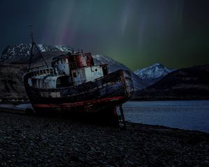 Preview wallpaper ship, rusty, northern lights