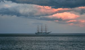 Preview wallpaper ship, sea, horizon, clouds, ripples