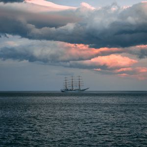Preview wallpaper ship, sea, horizon, clouds, ripples