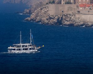 Preview wallpaper ship, sea, rock