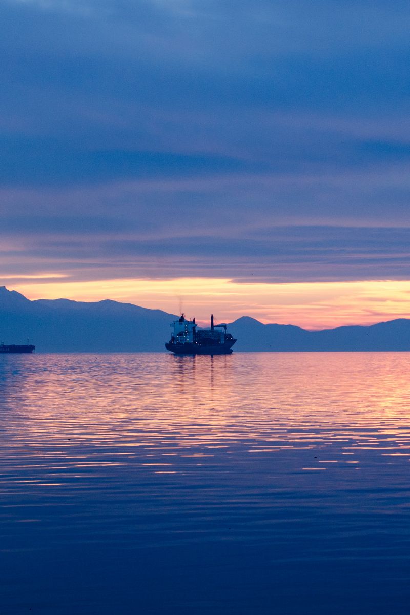 Download wallpaper 800x1200 ship, skyline, sea, sky iphone 4s/4 for parallax hd background