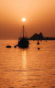 Preview wallpaper ship, sunset, glare, silhouette, sea