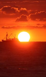 Preview wallpaper ship, sunset, sea, horizon, sun