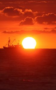 Preview wallpaper ship, sunset, sea, horizon, sun