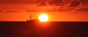 Preview wallpaper ship, sunset, sea, horizon, sun