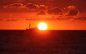 Preview wallpaper ship, sunset, sea, horizon, sun