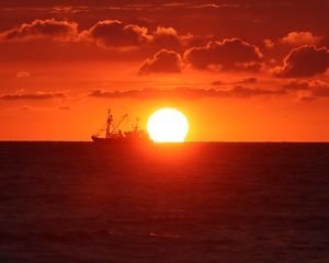 Preview wallpaper ship, sunset, sea, horizon, sun