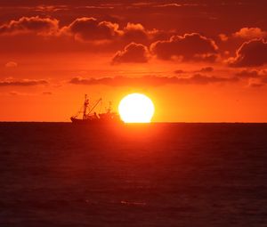 Preview wallpaper ship, sunset, sea, horizon, sun