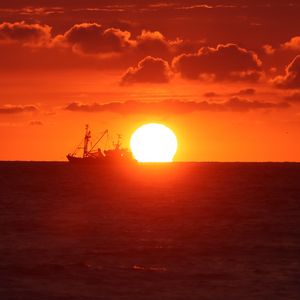 Preview wallpaper ship, sunset, sea, horizon, sun