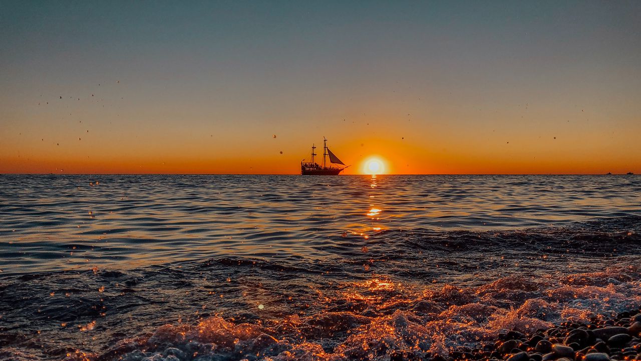 Wallpaper ship, sunset, spray, shore