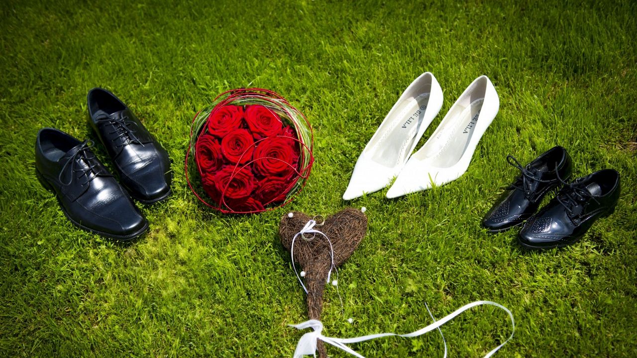 Wallpaper shoes, boots, bouquet, heart