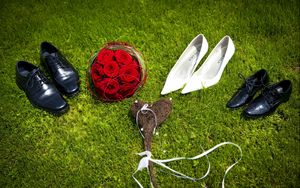 Preview wallpaper shoes, boots, bouquet, heart