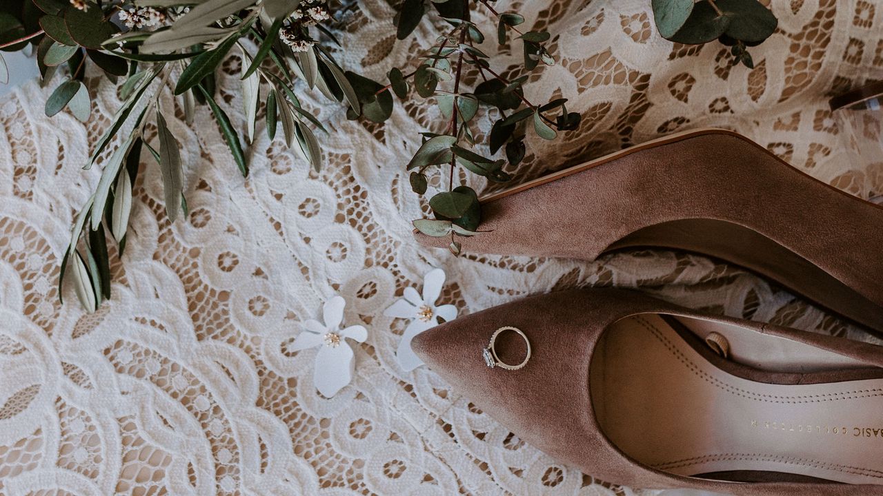 Wallpaper shoes, ring, bouquet, flowers