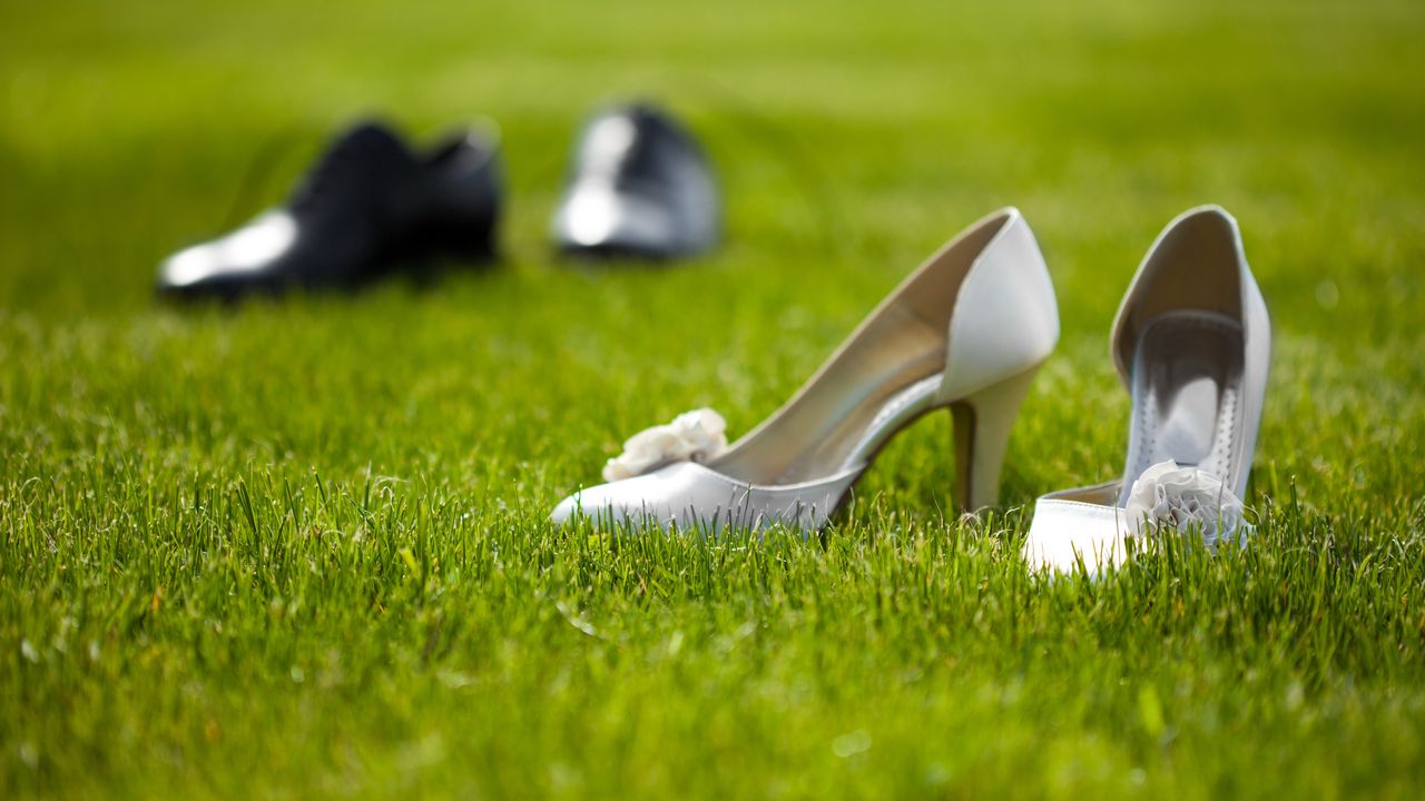 Wallpaper shoes, wedding, grass