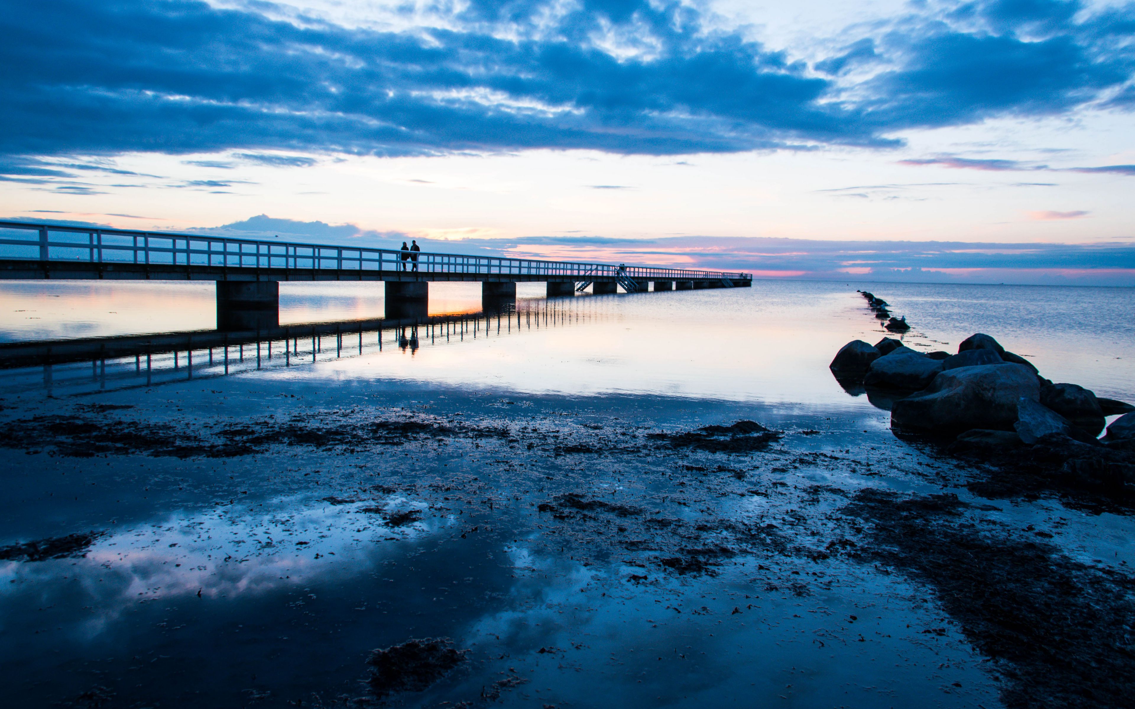 Download wallpaper 3840x2400 shore, bridge, silhouettes, sea, water