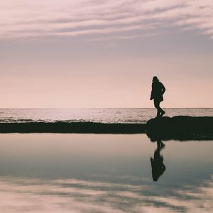 Preview wallpaper silhouette, dark, beach, sea, water