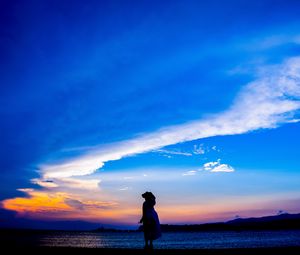 Preview wallpaper silhouette, dark, beach, sea, dusk