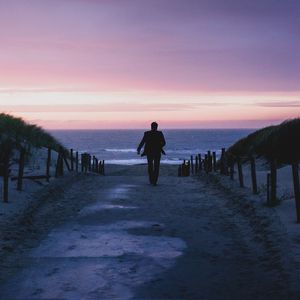 Preview wallpaper silhouette, dark, dusk, path, coast