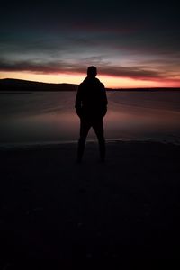 Preview wallpaper silhouette, dark, twilight, beach, lake, horizon