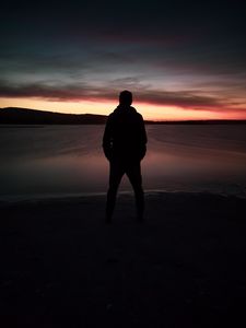 Preview wallpaper silhouette, dark, twilight, beach, lake, horizon