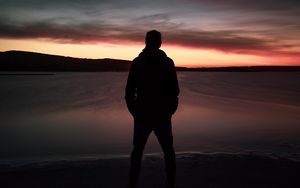 Preview wallpaper silhouette, dark, twilight, beach, lake, horizon