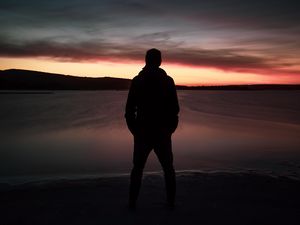 Preview wallpaper silhouette, dark, twilight, beach, lake, horizon