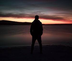 Preview wallpaper silhouette, dark, twilight, beach, lake, horizon