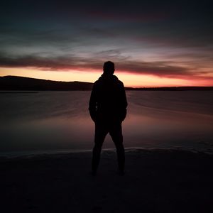 Preview wallpaper silhouette, dark, twilight, beach, lake, horizon