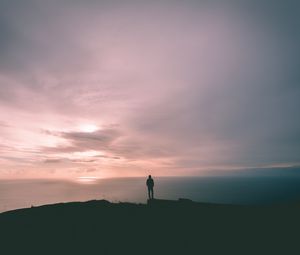 Preview wallpaper silhouette, dark, twilight, cliff, sea, horizon